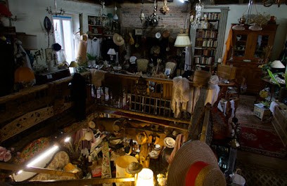 Brocante Nadine Paugam, Magasin d'Antiquités à Collonges-la-Rouge