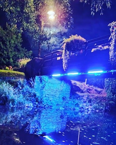 Schoonwater Monique, Magasin d'Antiquités à Pontrieux