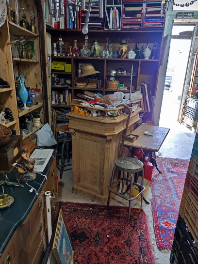 Antique store in Saint Omer, Magasin d'Antiquités à Saint-Omer
