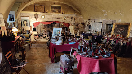 Manoir De Peyrolles Magasin D'antiquités à Bozouls