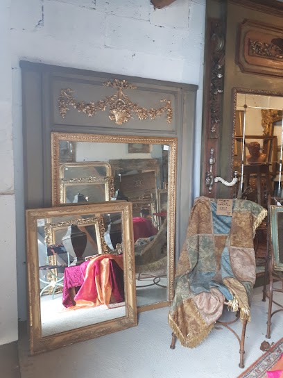 ANTIQUITES-BROCANTE-MARCHE AUX PUCES - FLEA MARKET - LES REMISES MACONNAISES, Magasin d'Antiquités à Mâcon