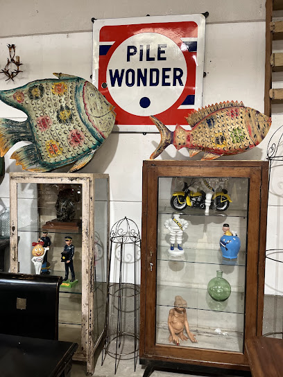 Place Des Brocanteurs, Magasin D'antiquités à Saussan