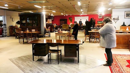 La boudeuse et le crapaud Guerlesquin, Magasin d'Antiquités à Guerlesquin