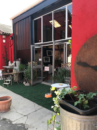 Les Puces De Fifi, Magasin d'Antiquités à Marseille 10