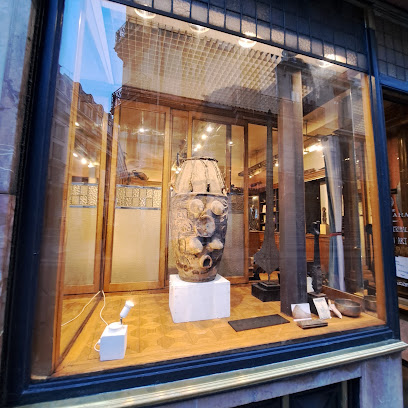 Galerie Natsara La Maison Des Hommes Magasin D'antiquités à Paris 09
