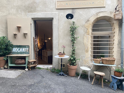 Les Articles Magasin D'antiquités à Lourmarin