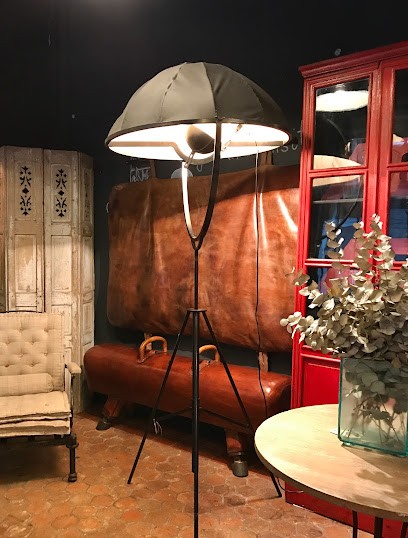 蚤の市近く, Magasin d'Antiquités à Saint-Ouen