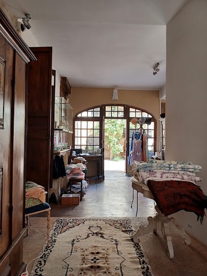 Chic: Les Collections De Michèle, Magasin d'Antiquités à Noyers