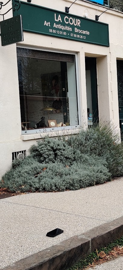 La Cour, Magasin d'Antiquités à Dampierre-en-Yvelines