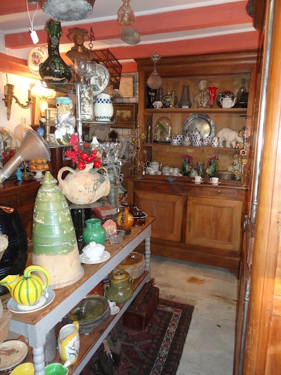 The Laundry Tub Antiques/Flea Markets, Magasin d'Antiquités à Agudelle