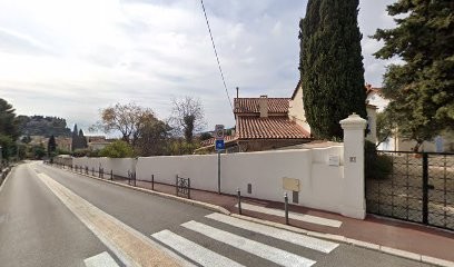 Diop Perrin Awa, Magasin d'Antiquités à Cassis