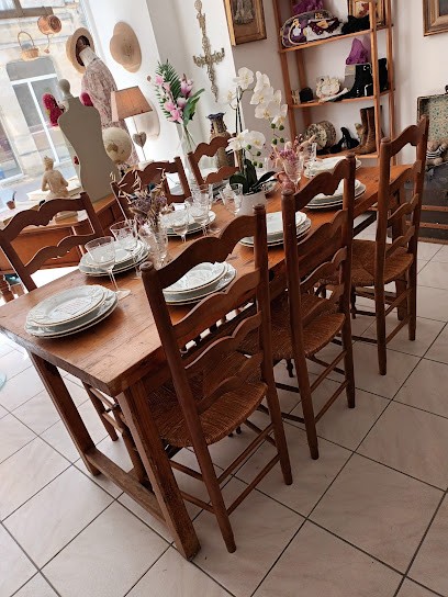 Le Petit Cottage, Magasin d'Antiquités à Bourg