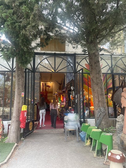 Le Village Des Antiquaires De La Gare, Magasin d'Antiquités à L'Isle-sur-la-Sorgue